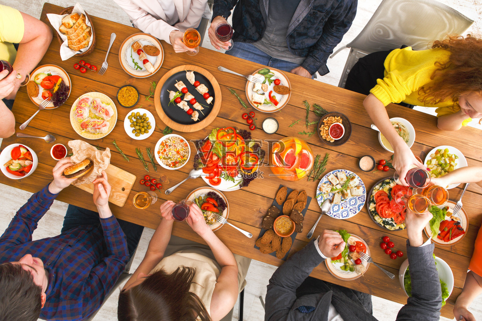 人们在晚宴上吃健康的食物照片摄影图片