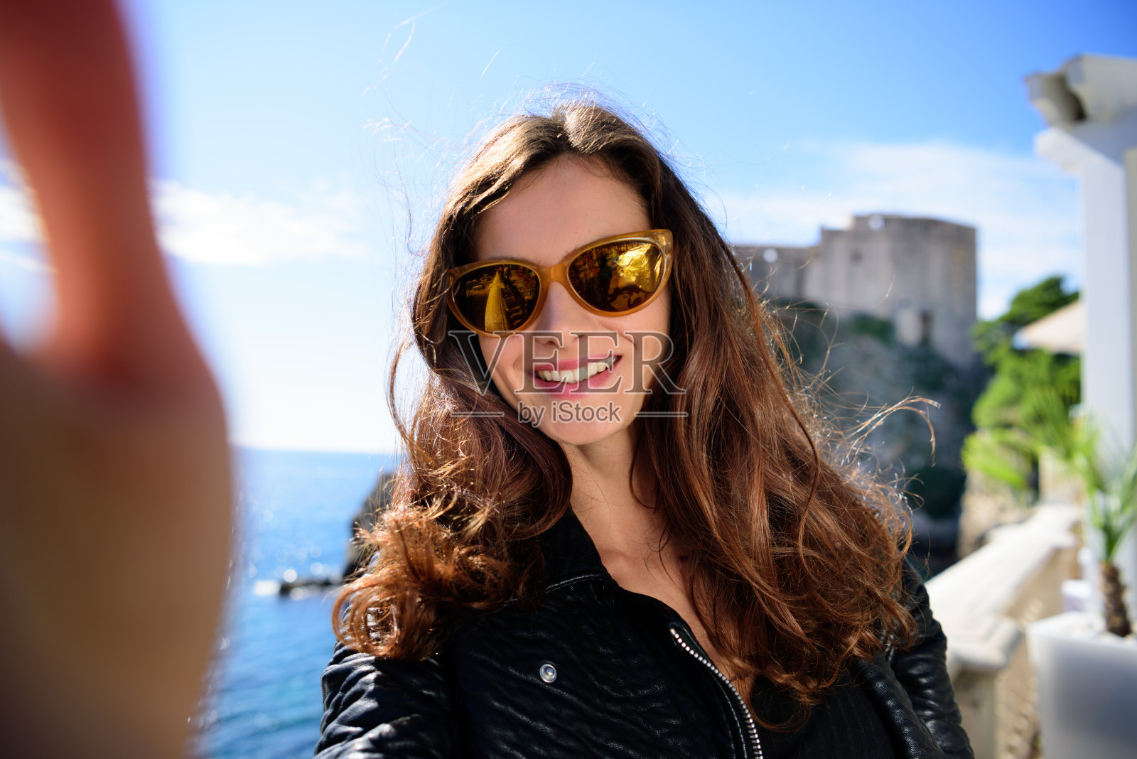 一名女子在杜布罗夫尼克老城自拍照片摄影图片