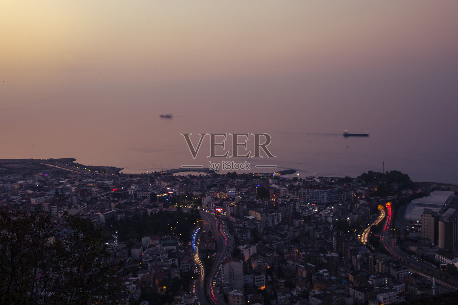 土耳其特拉布宗城市夜景鸟瞰图。海船和城市景观照片摄影图片