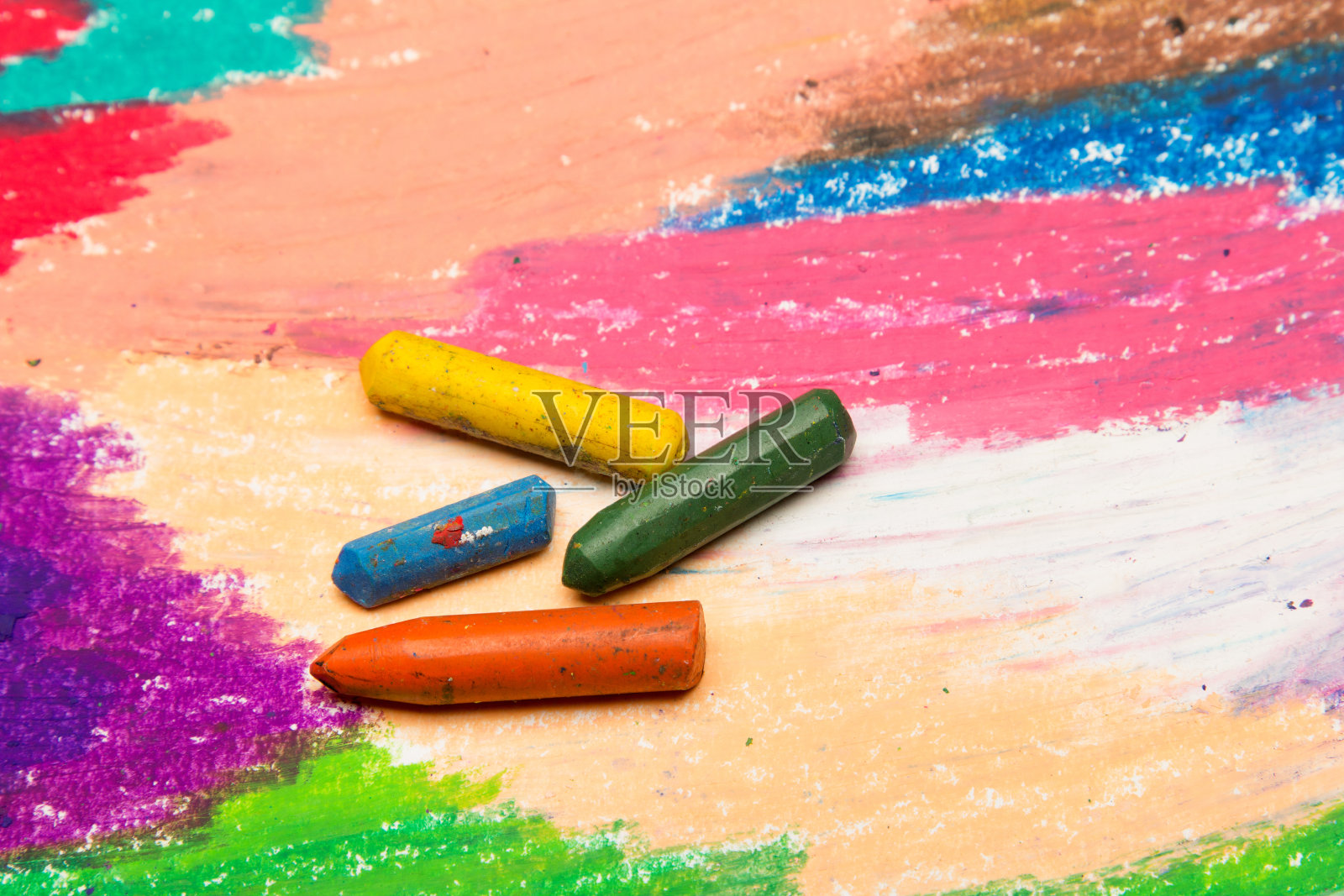 彩色图画和油彩蜡笔的照片，纹理为背景。有选择性的重点照片摄影图片