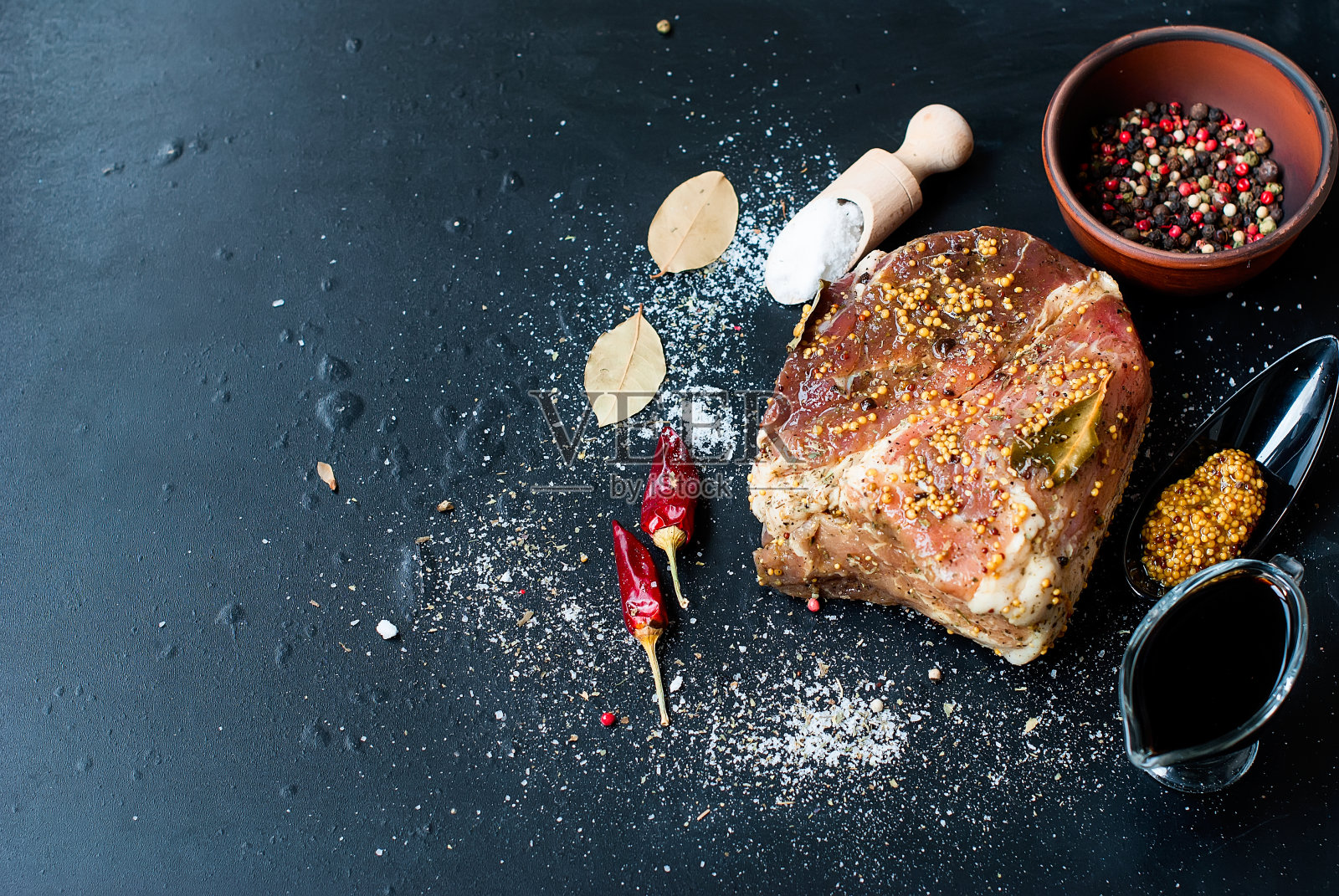 用盐和香料腌制的肉照片摄影图片