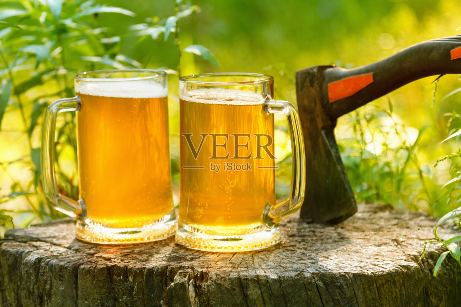 啤酒杯在自然背景下干杯。照片摄影图片