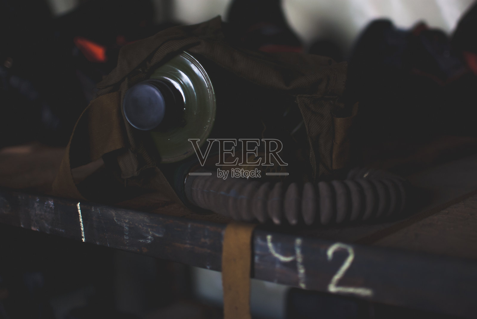 废弃的复古防毒面具躺在木楼梯上。照片摄影图片