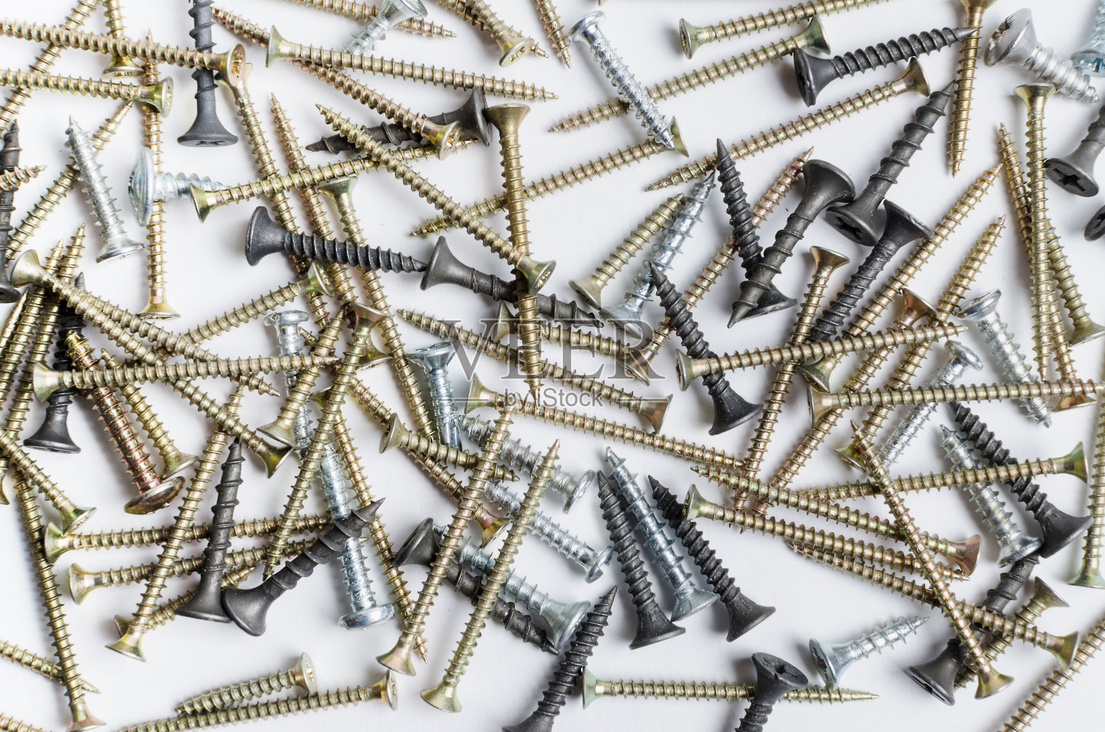 白色背景上的一堆金属螺丝照片摄影图片