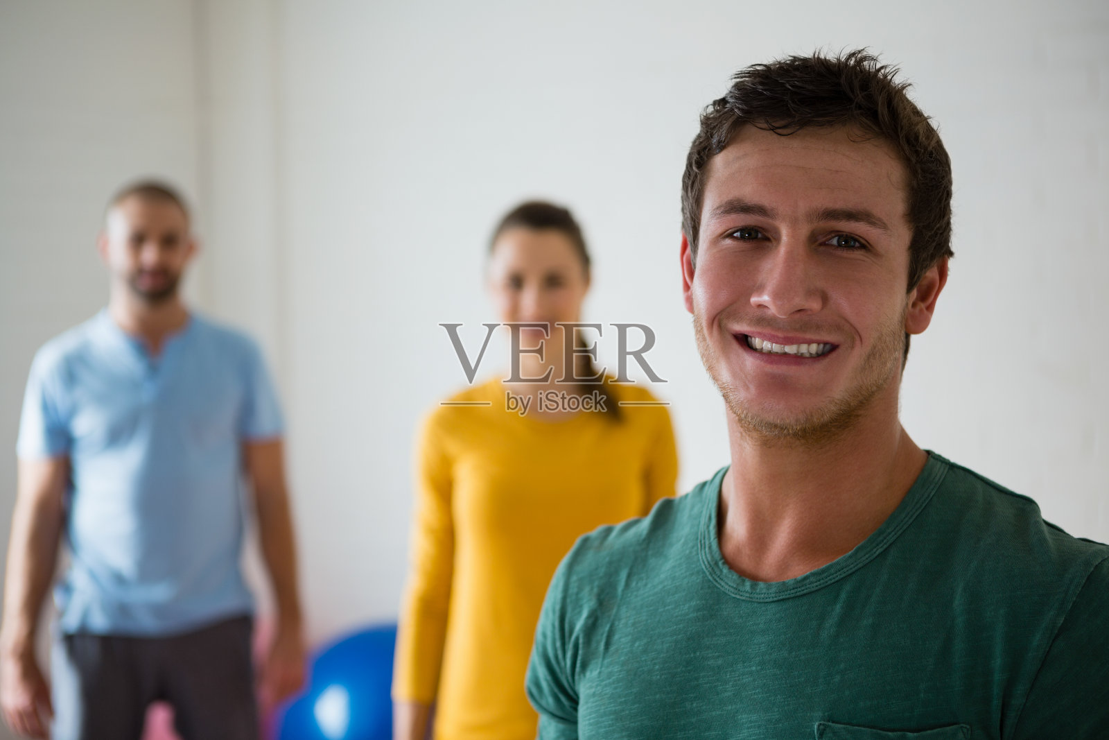 男人与瑜伽教练和女人在俱乐部的肖像照片摄影图片