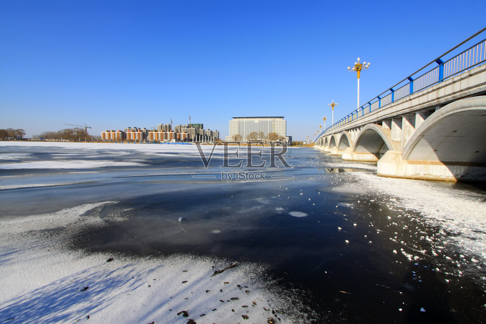 雪中的建筑和桥梁建设景观，中国北方照片摄影图片