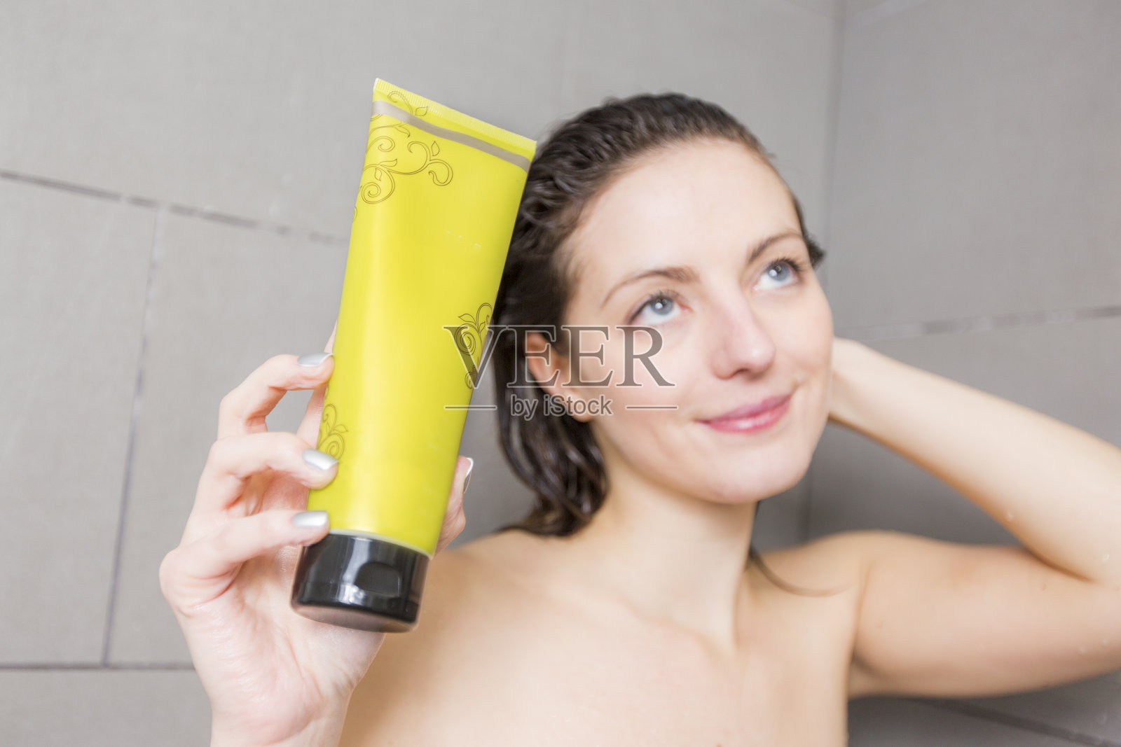 洗澡时用香波洗头的女人照片摄影图片