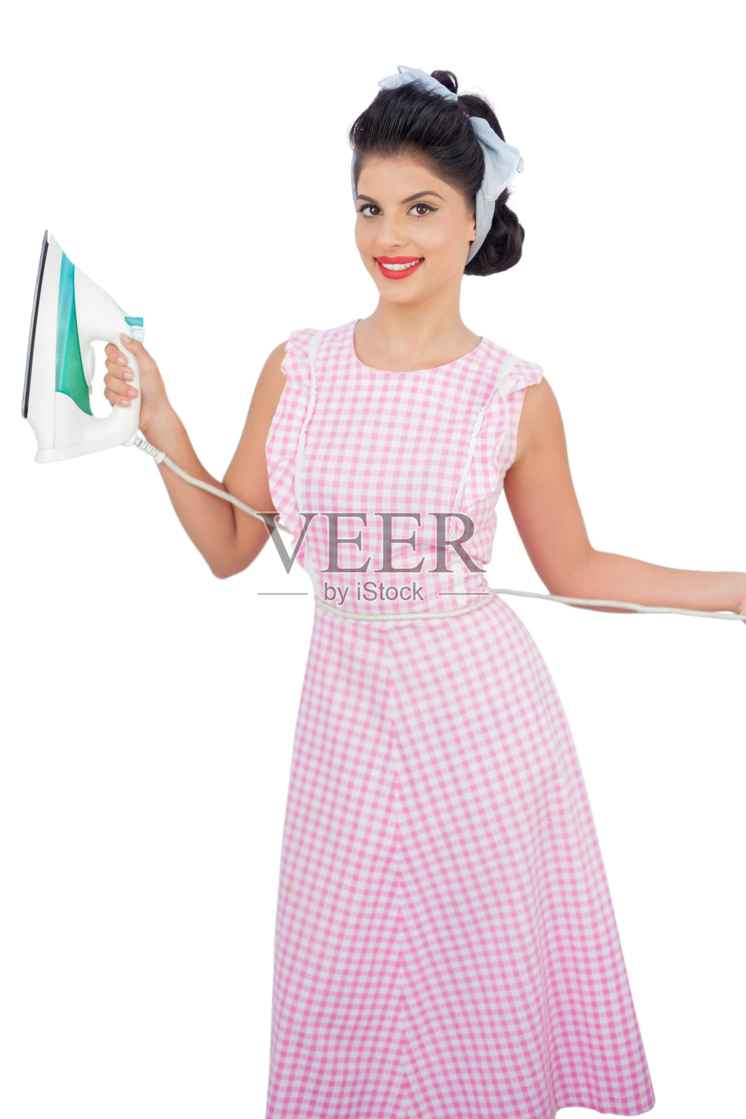 微笑黑发模特摆姿势和拿着熨斗照片摄影图片