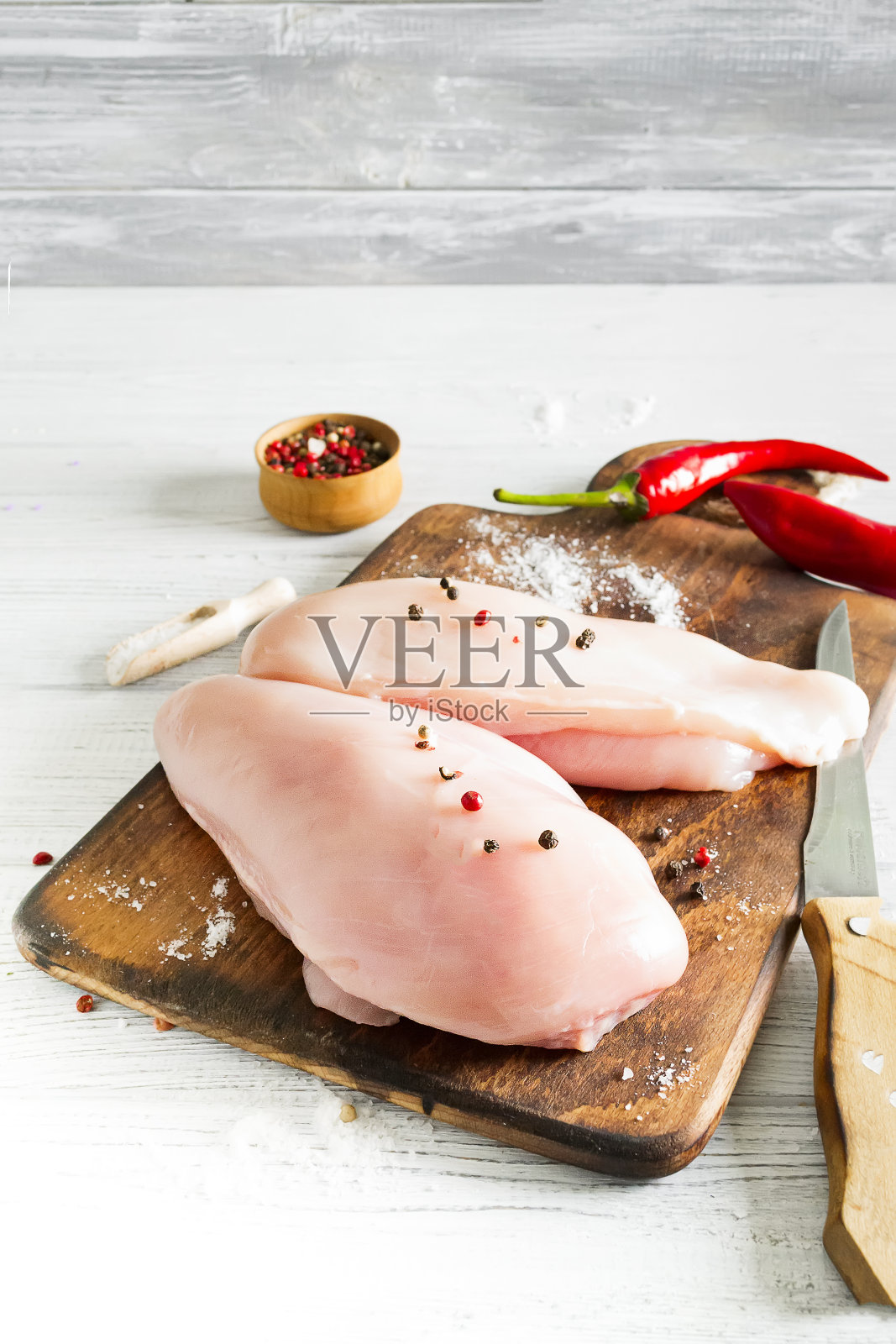 生鸡肉放在木块上切照片摄影图片