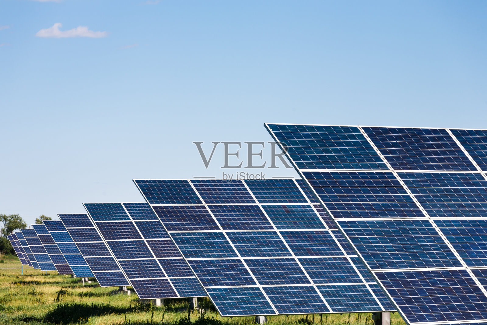 蓝天背景下的太阳能电池板照片摄影图片