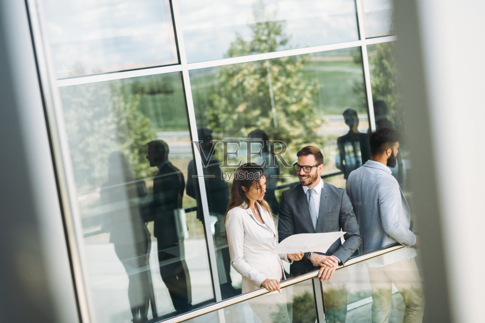 一组透视设计师在办公室前讨论照片摄影图片