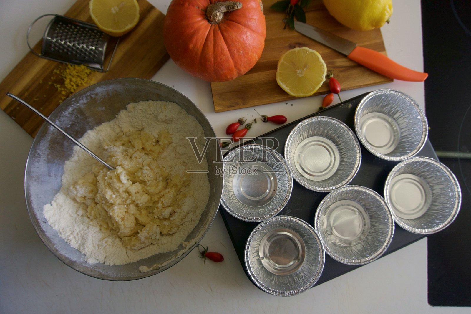 把柠檬松饼做成烘烤形状的过程。烹饪过程。照片摄影图片