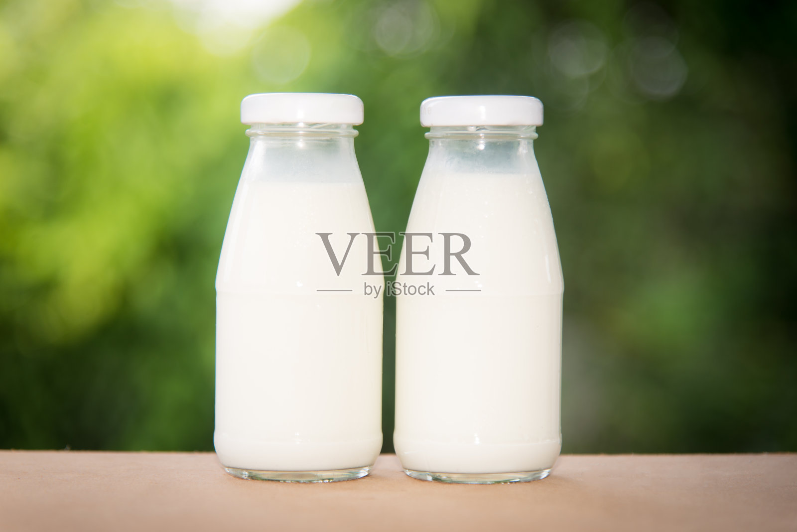 桌上玻璃杯中的牛奶健康理念照片摄影图片