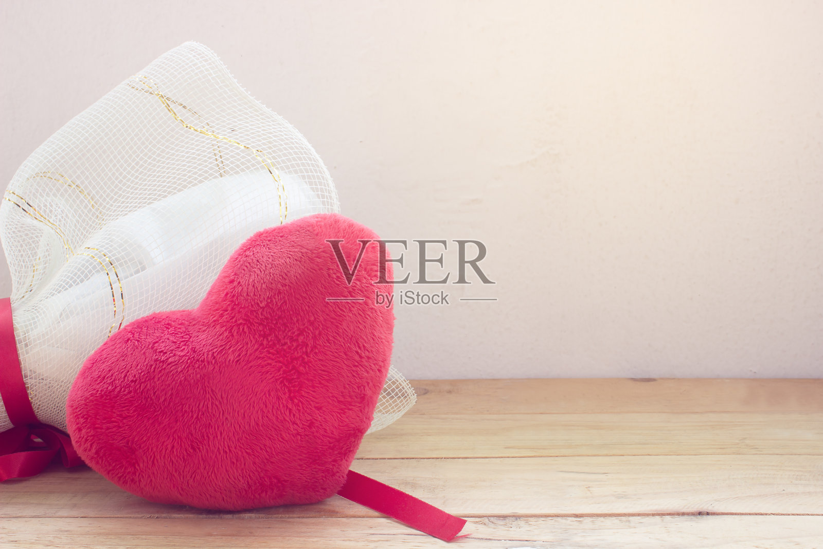 枕式壁炉上的木头复古调照片摄影图片