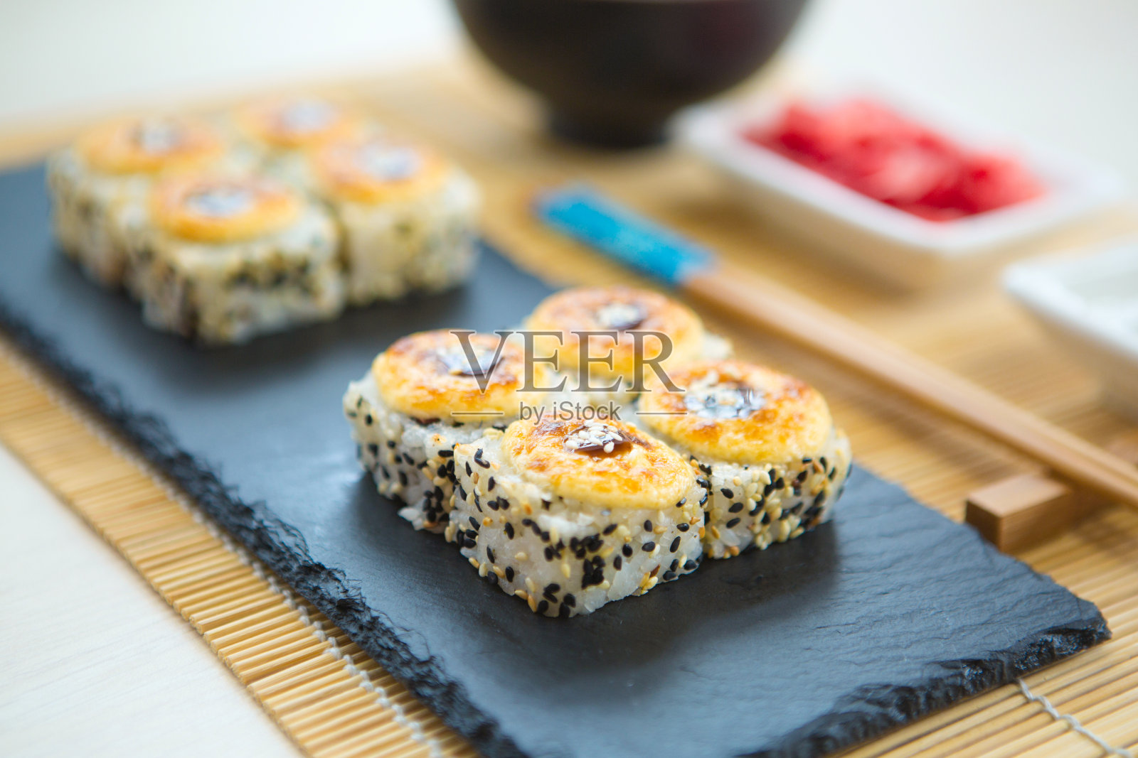 奶油芝士热面包卷。外面有油炸三文鱼。三文鱼炒寿司照片摄影图片