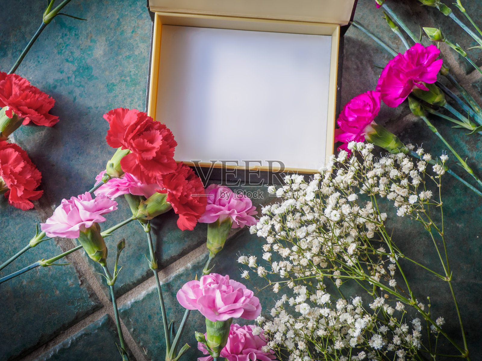 彩色康乃馨与复制空间在花岗岩表面照片摄影图片