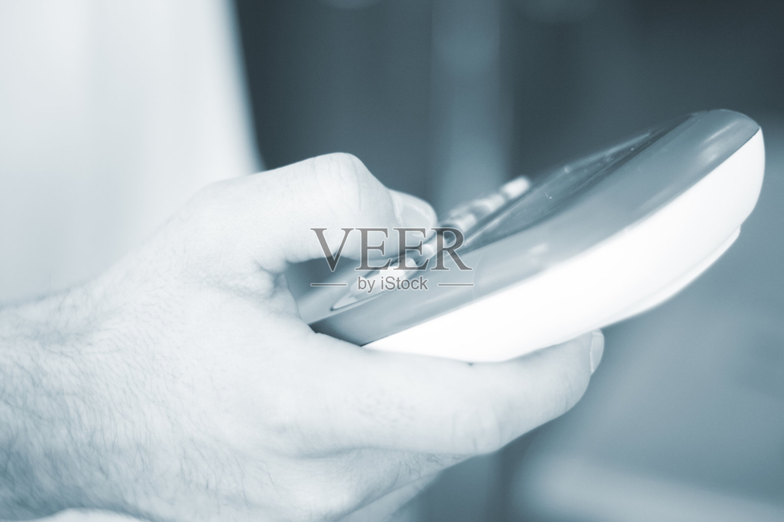 物理治疗师在诊所为患者进行经皮电解治疗照片摄影图片