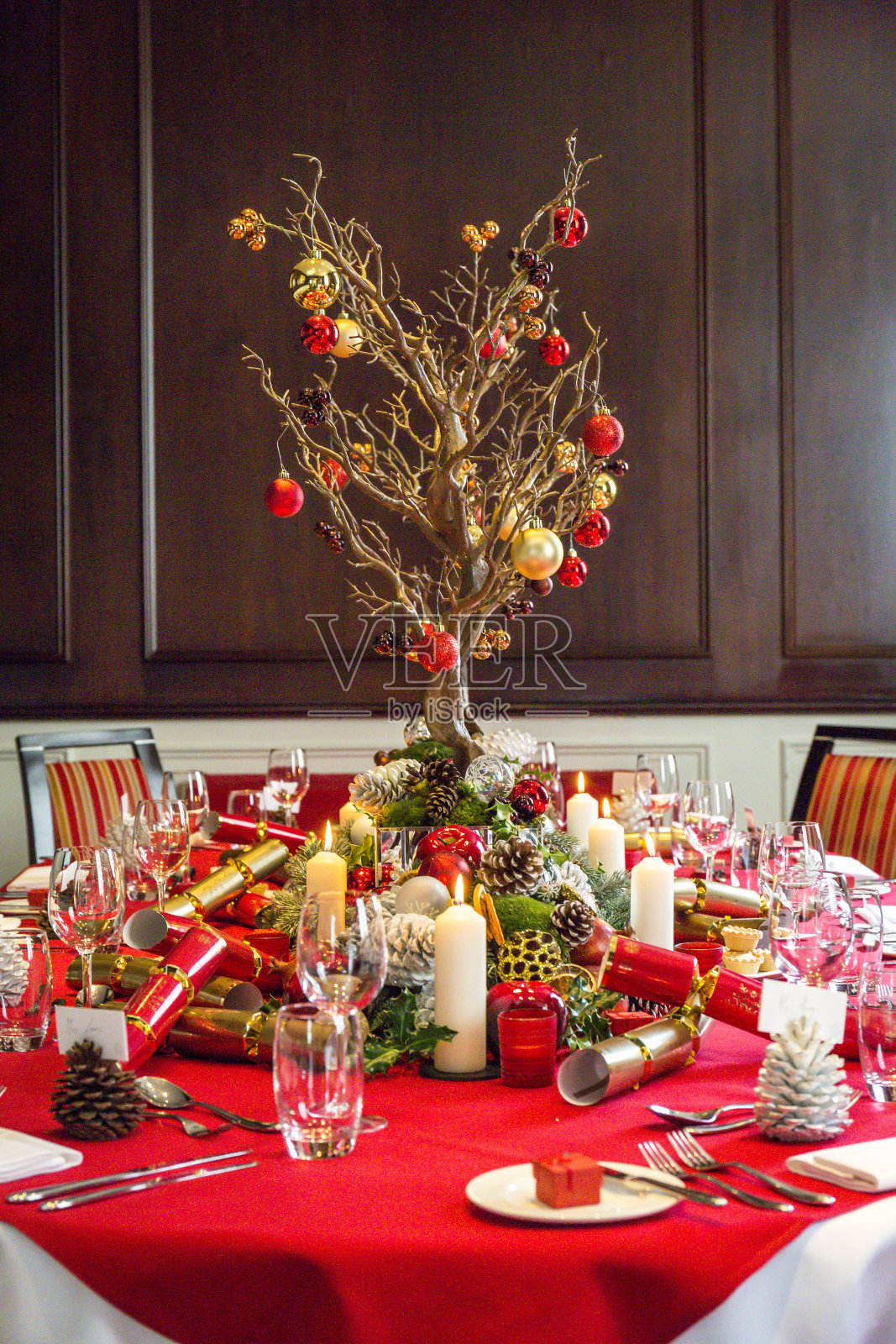 装饰圣诞餐桌照片摄影图片