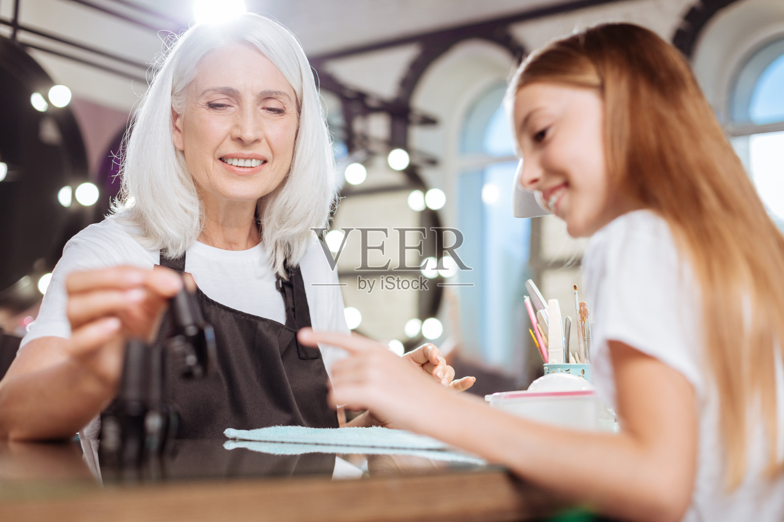 美甲师根据顾客的要求选择指甲油照片摄影图片