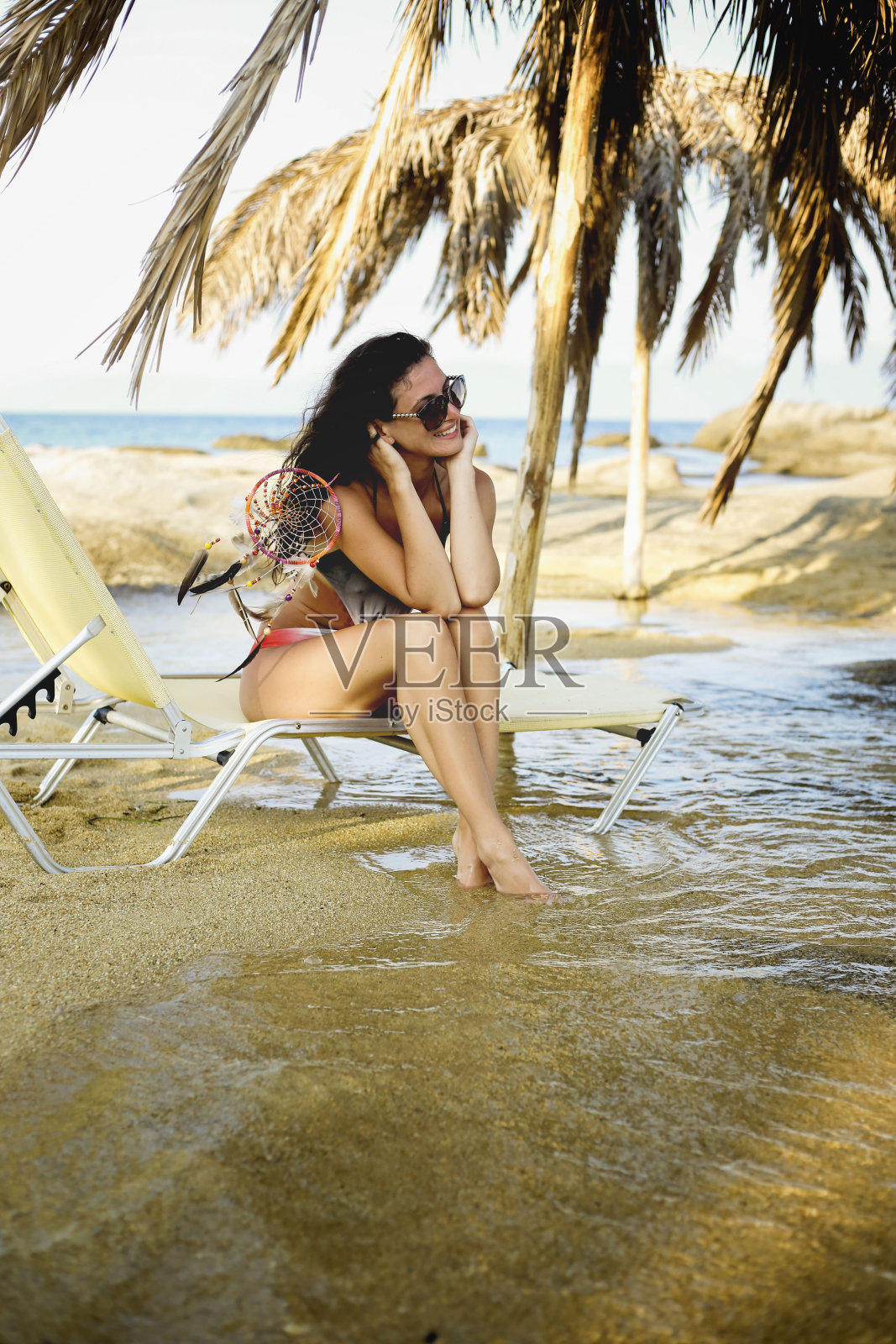 海滩上的年轻女子照片摄影图片