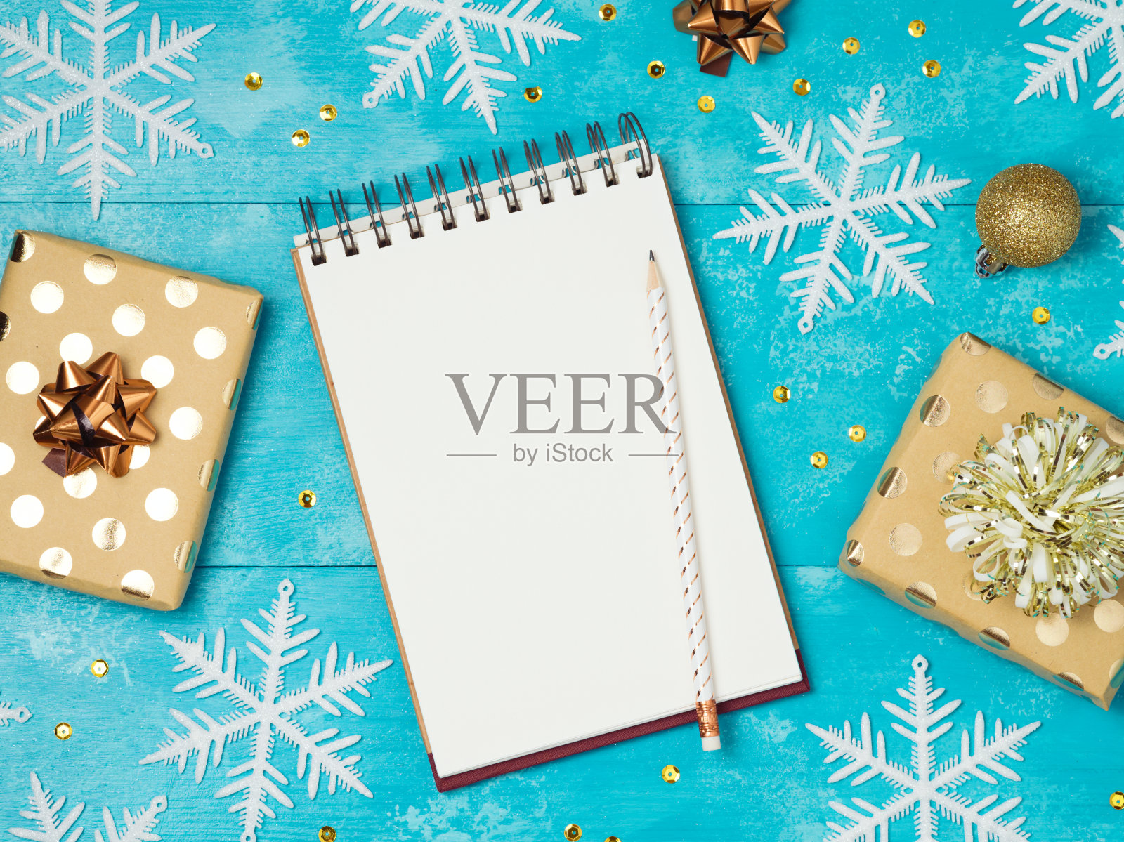 带礼盒的笔记本电脑照片摄影图片