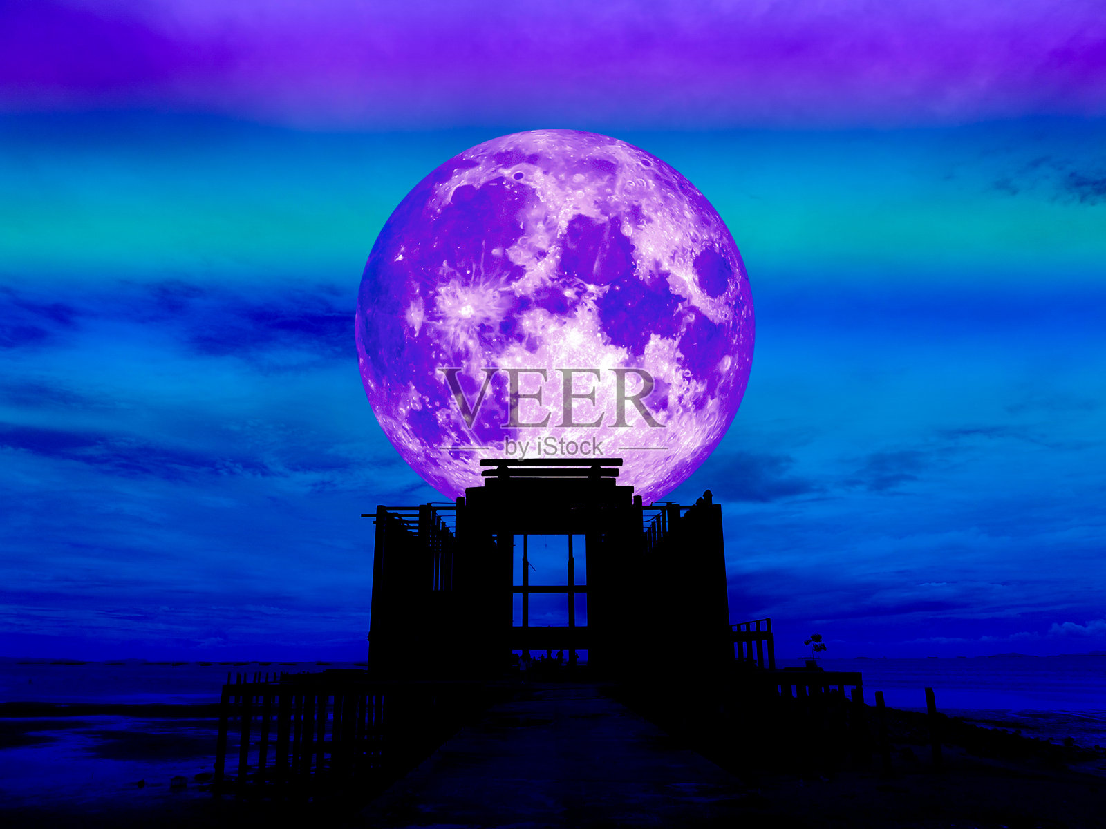 海上废弃寺庙上空的超级月亮照片摄影图片