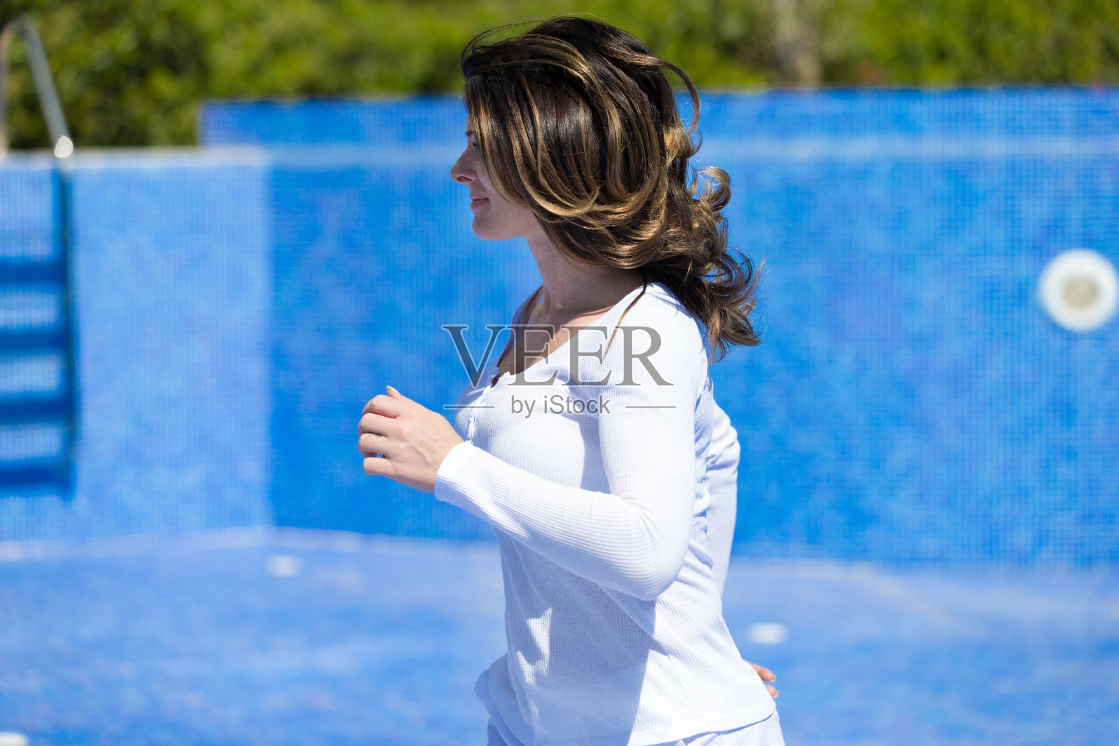 女人在池照片摄影图片