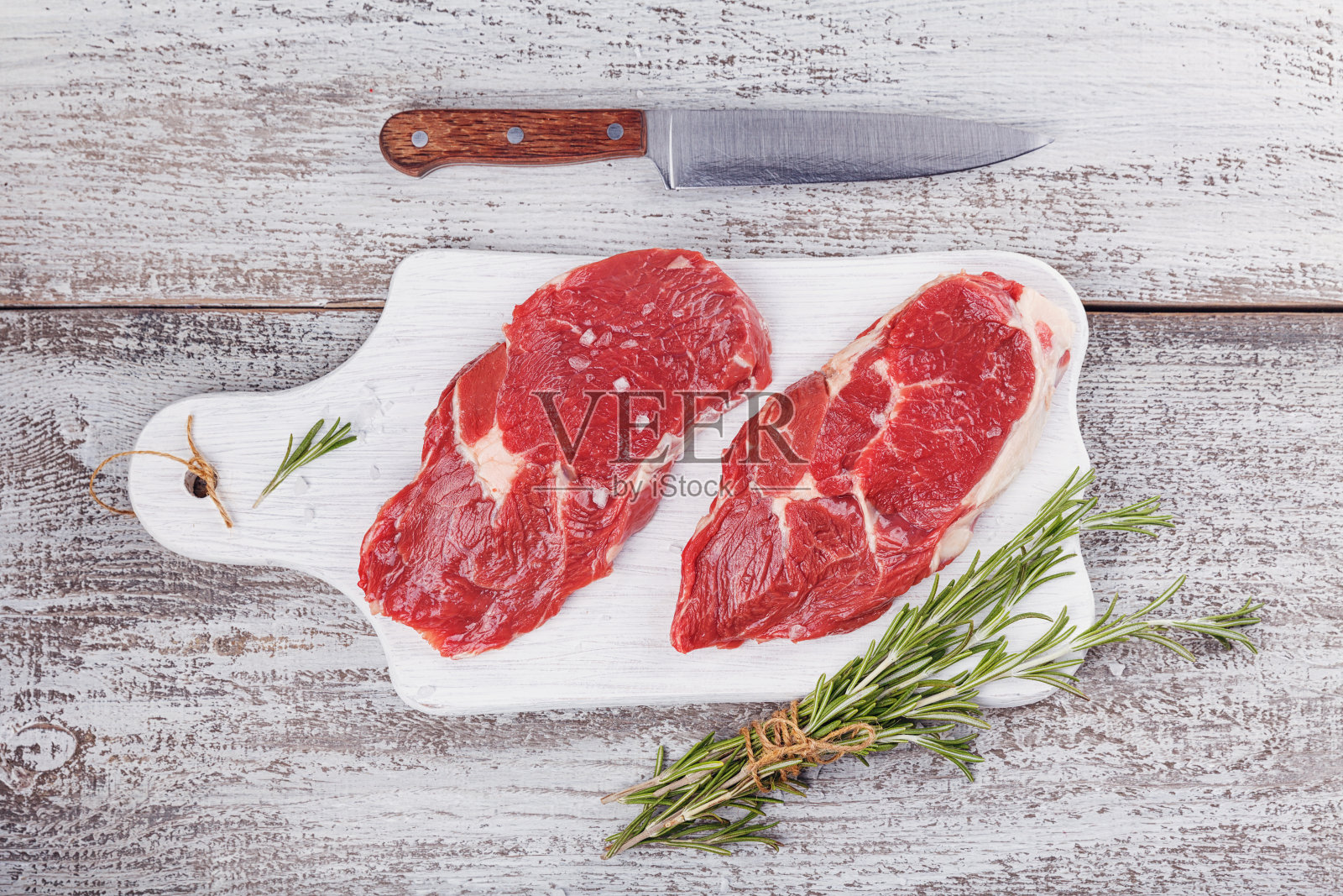 白砧板上的新鲜生牛排照片摄影图片