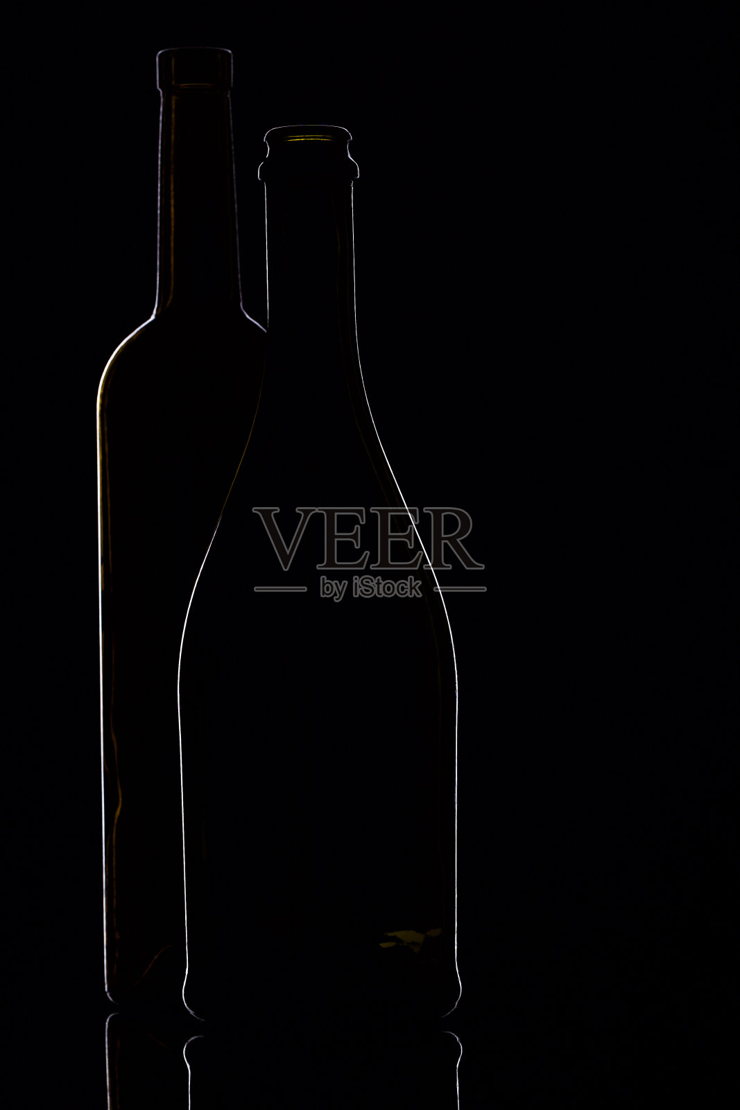 黑色背景上有酒瓶的酒杯照片摄影图片