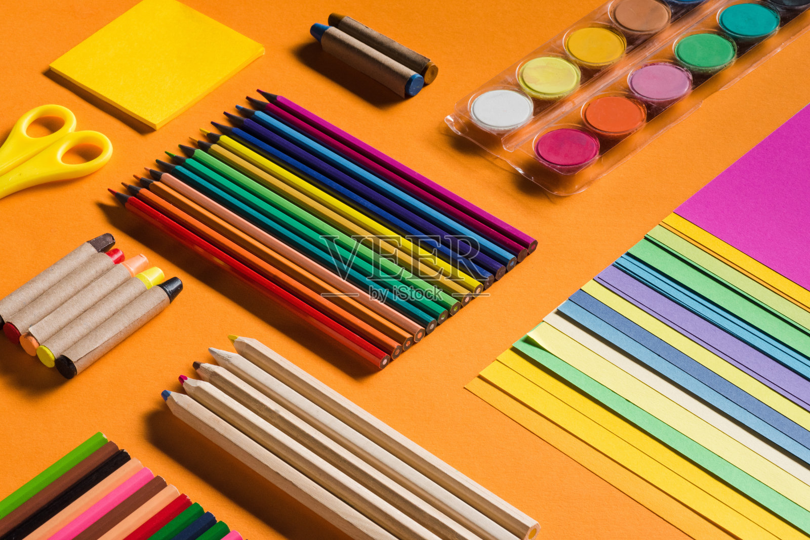 彩色铅笔和纸张照片摄影图片
