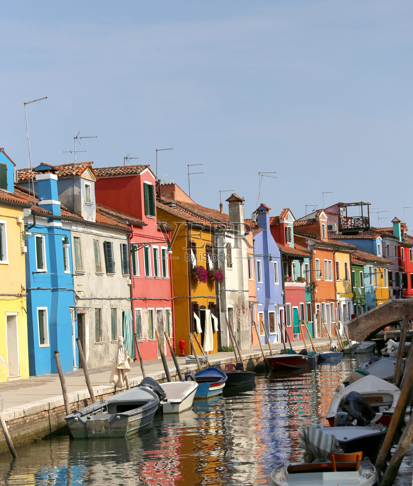 威尼斯布拉诺岛的彩色房屋和反射照片摄影图片