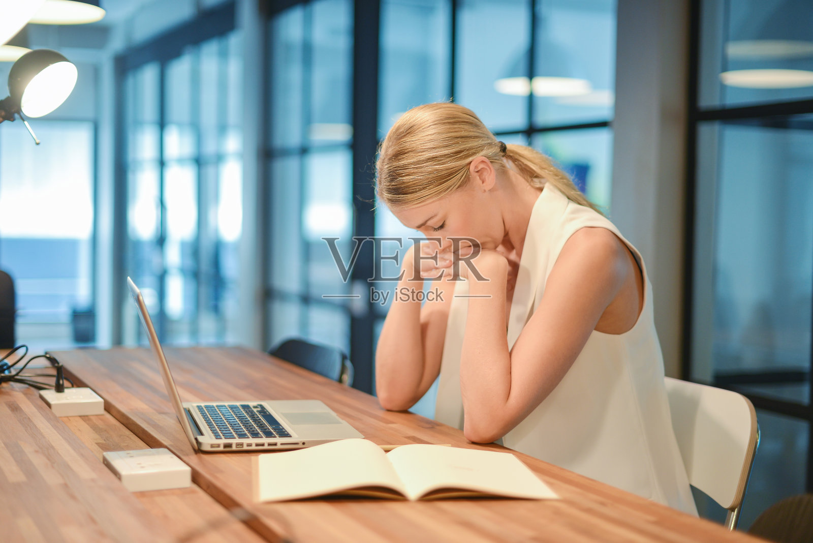 郁闷的金发商务女，工作上出了问题照片摄影图片