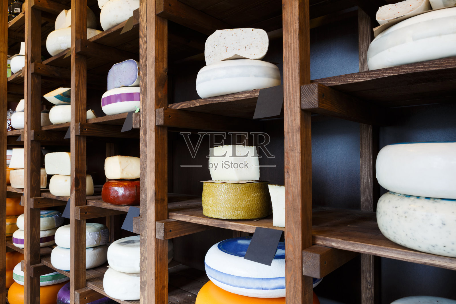 奶酪商店的货架，各种各样的照片摄影图片