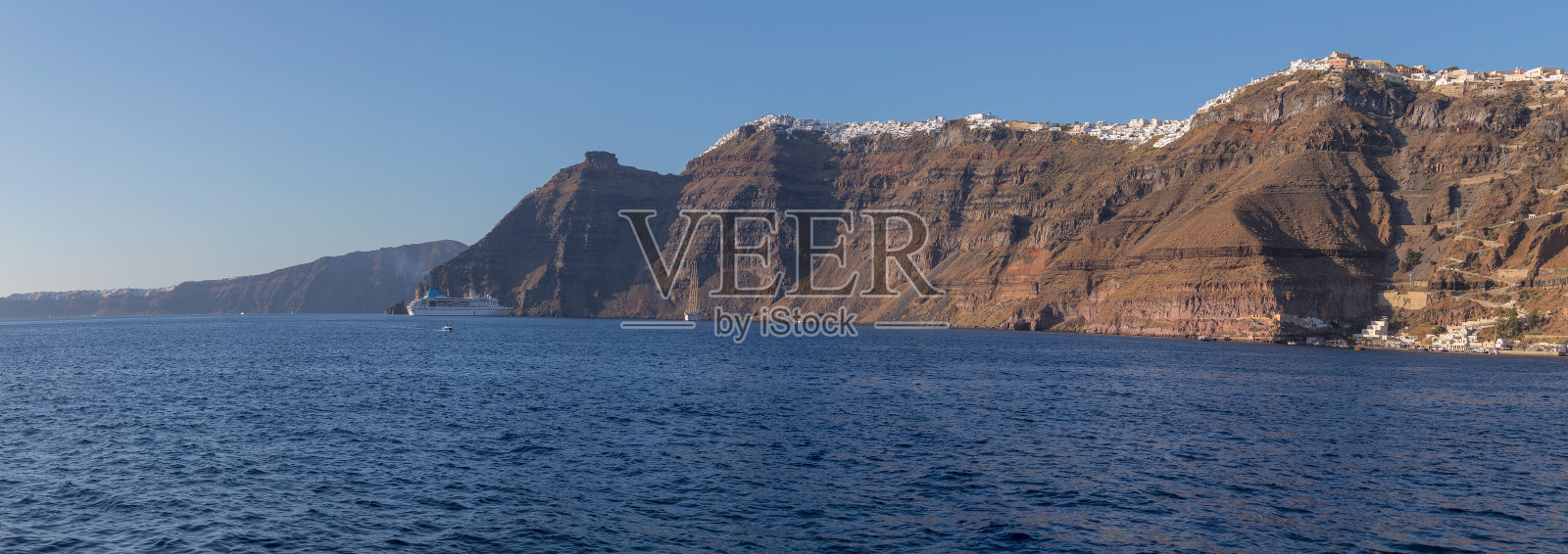 菲拉岛的全景，圣托里尼岛的海景与游轮。照片摄影图片