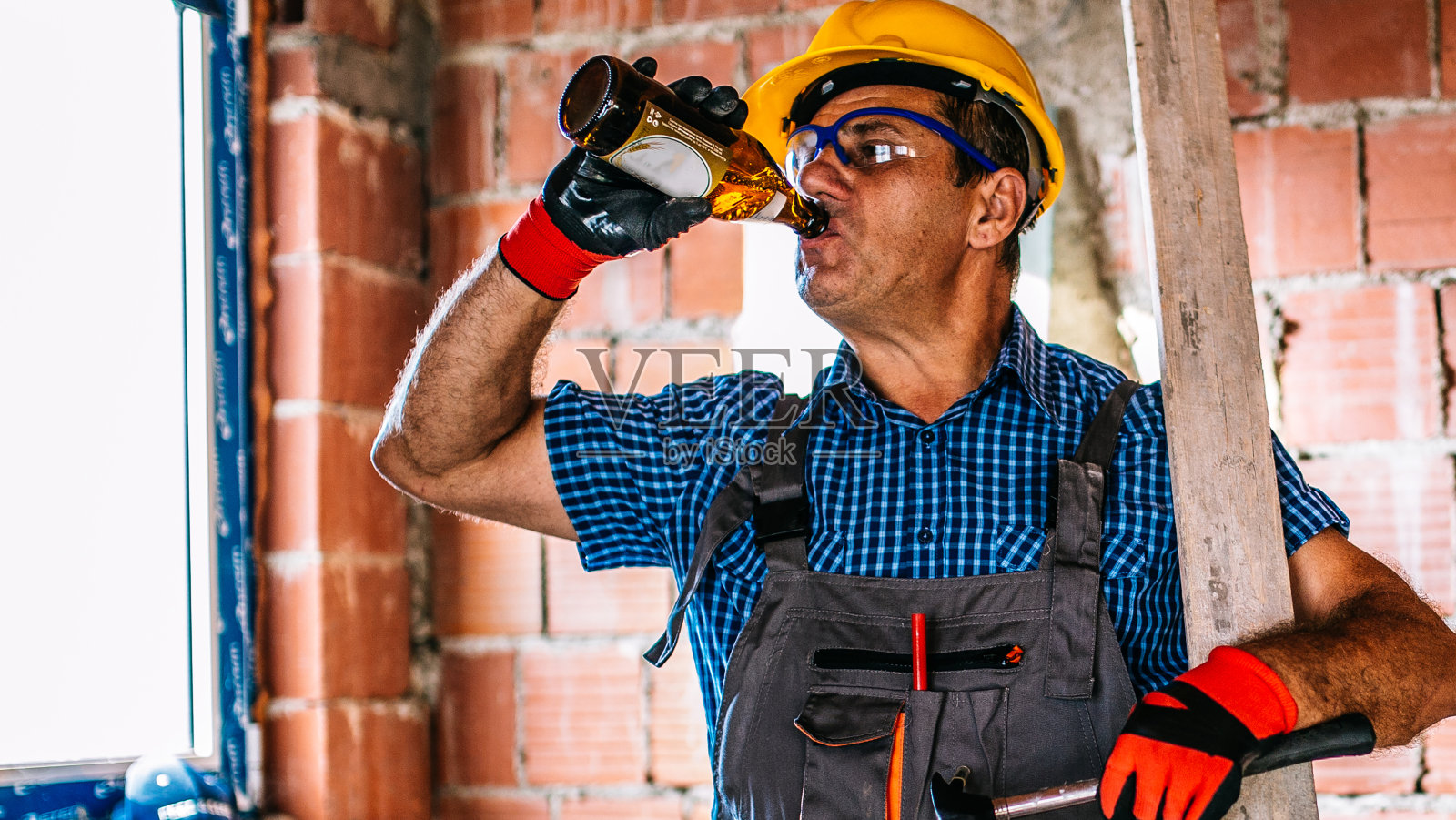 喝啤酒照片摄影图片