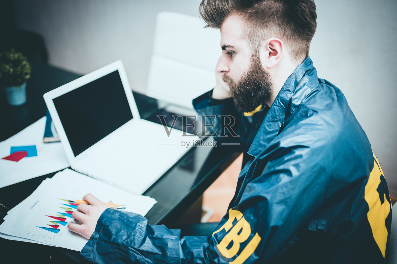 在办公室工作的联邦调查局调查员照片摄影图片