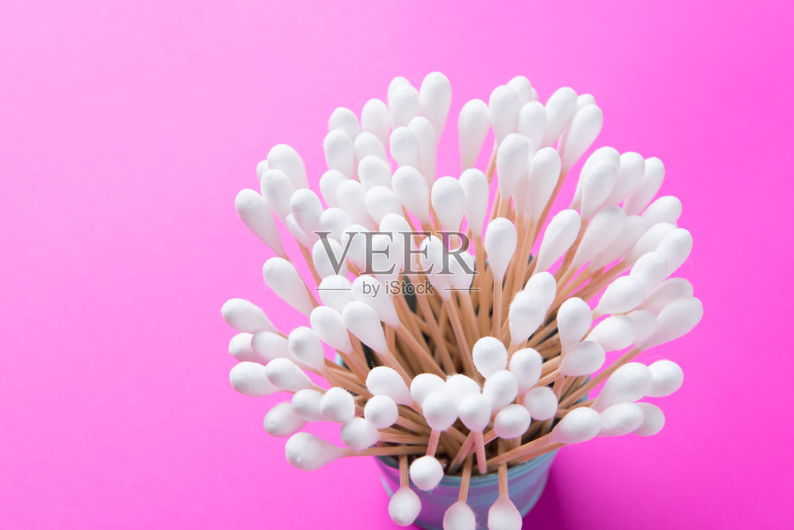 棉芽木棒粉红色背景照片摄影图片