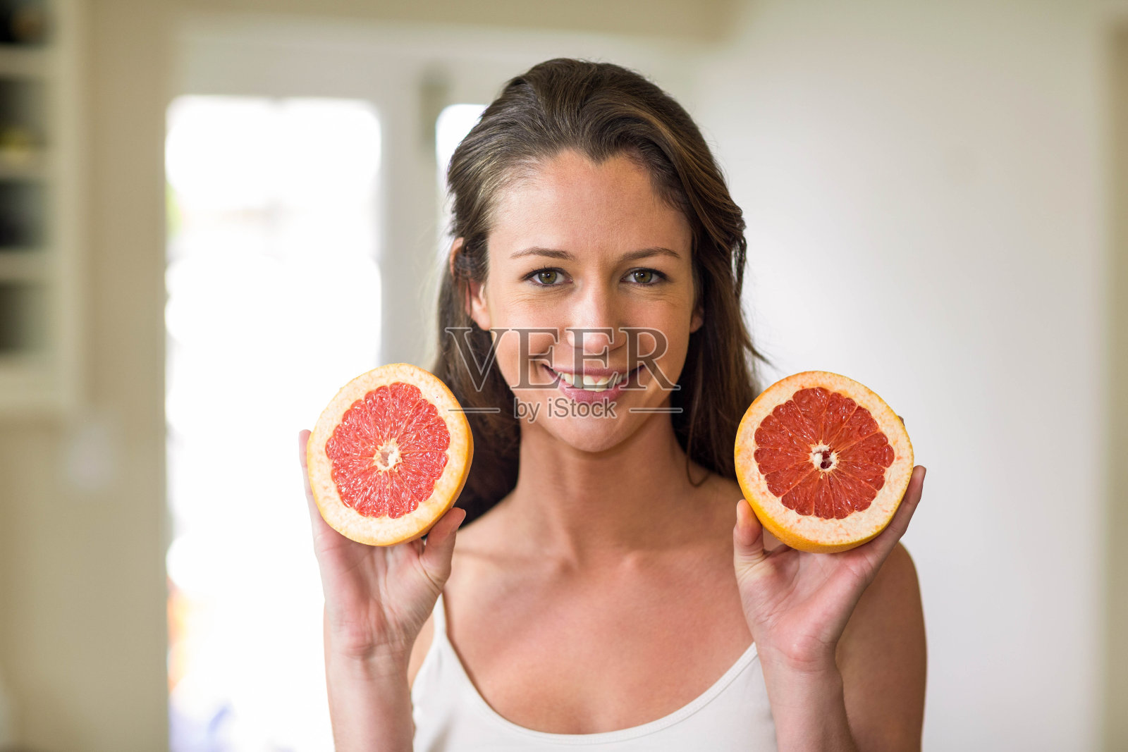 年轻女子拿着血橙片照片摄影图片