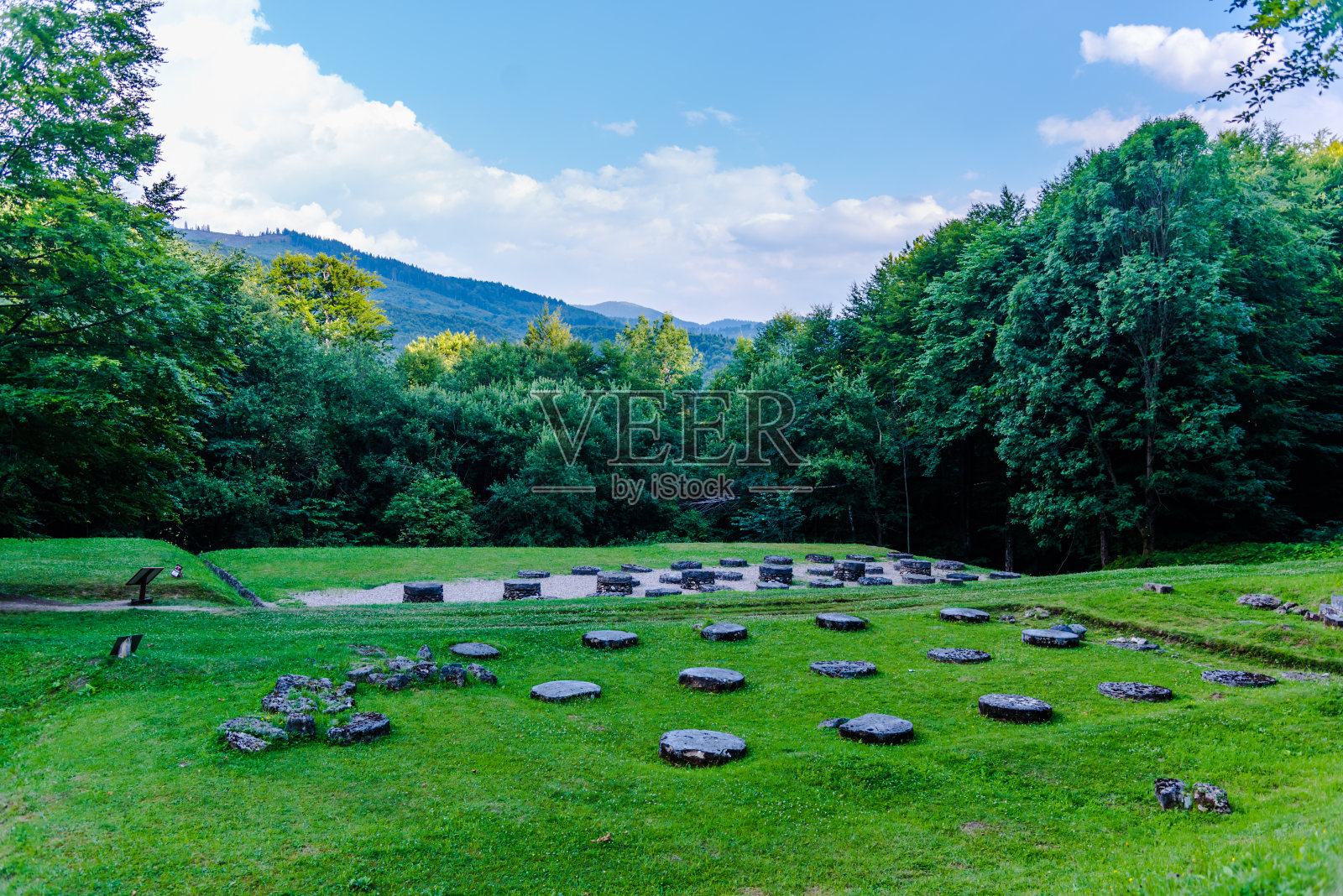 喀尔巴阡山脉的古老废墟照片摄影图片