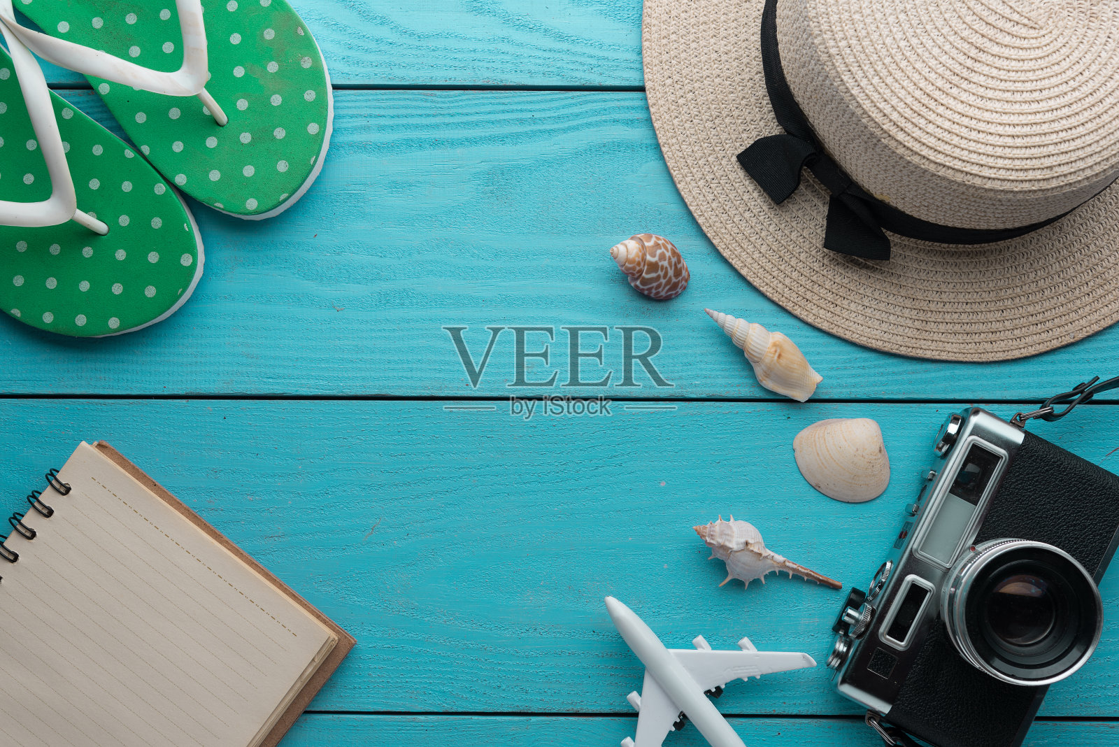 暑假背景，木桌上的旅游和度假物品。俯视图照片摄影图片