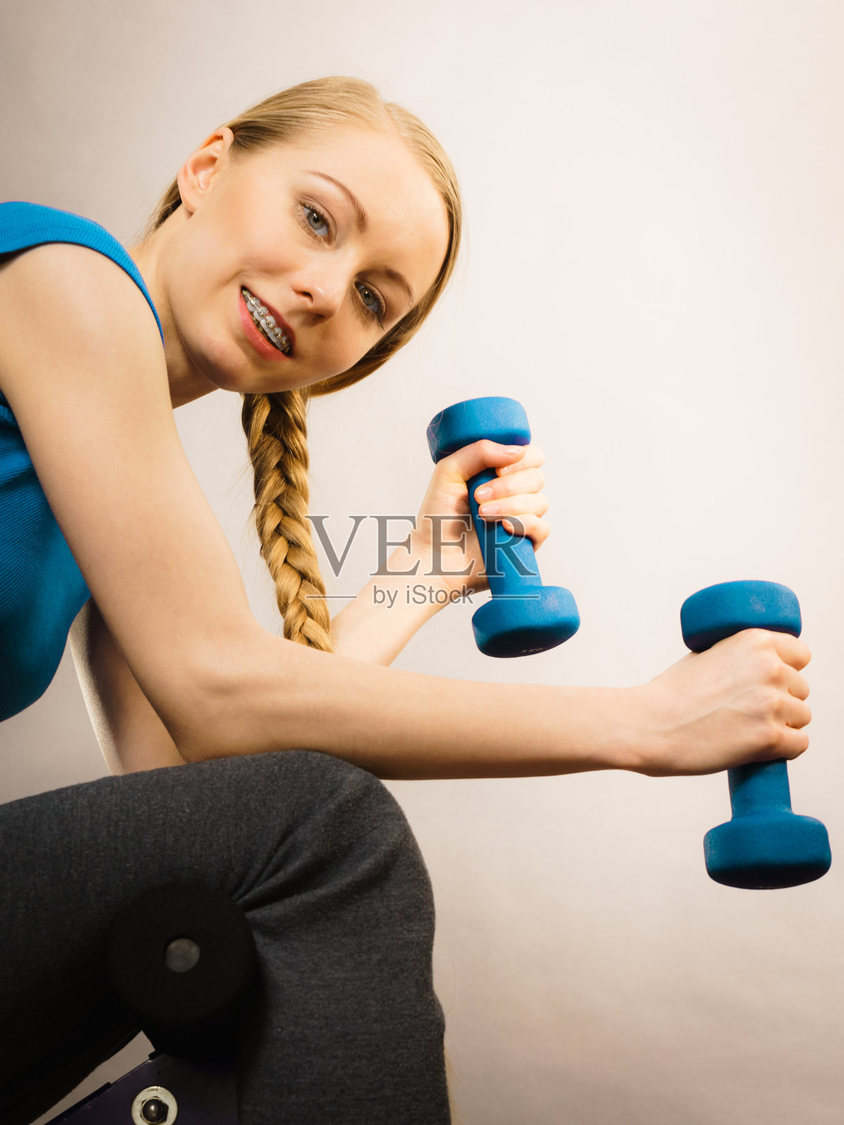 十几岁的女人在家练哑铃照片摄影图片