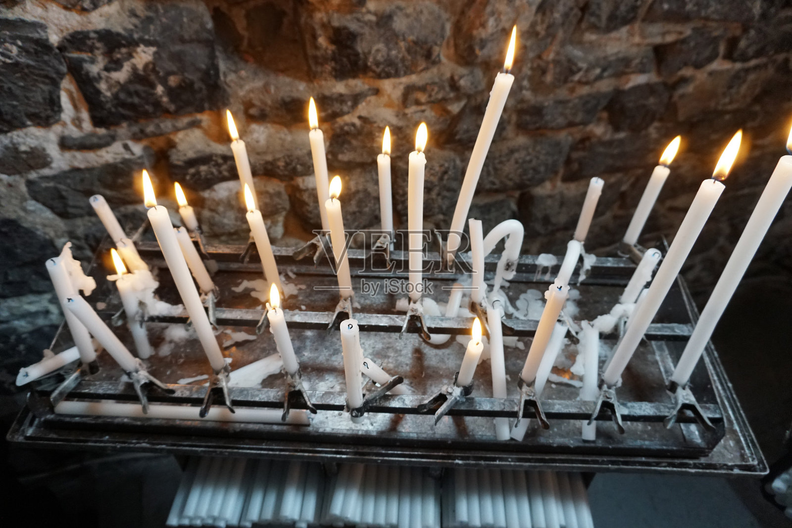 教堂祈祷蜡烛的白色火焰照片摄影图片