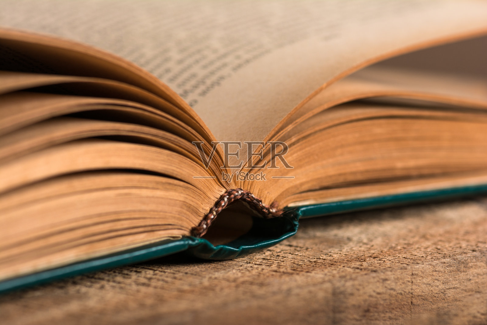 开放的老书照片摄影图片