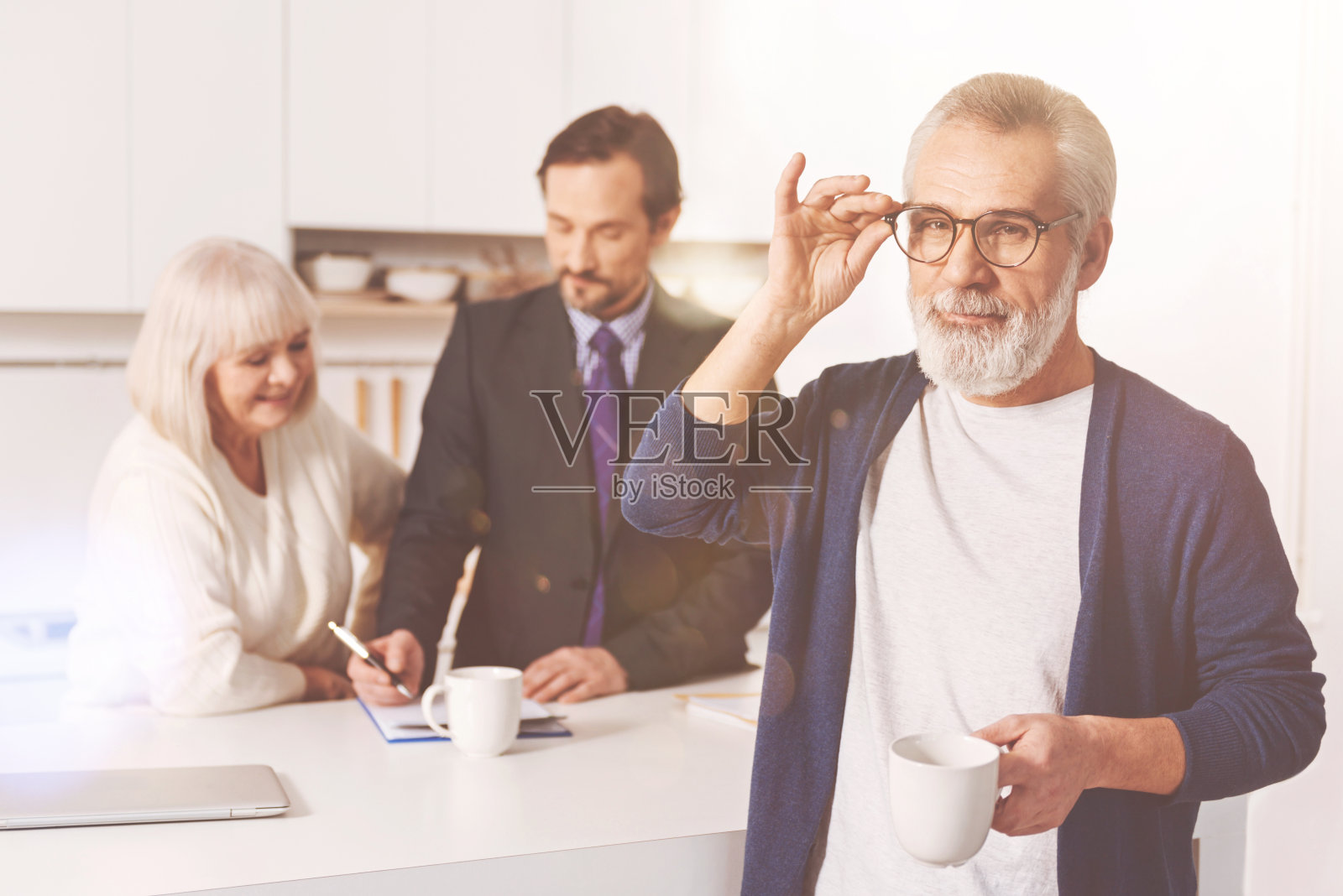 一个退休男子正站在厨房里照片摄影图片