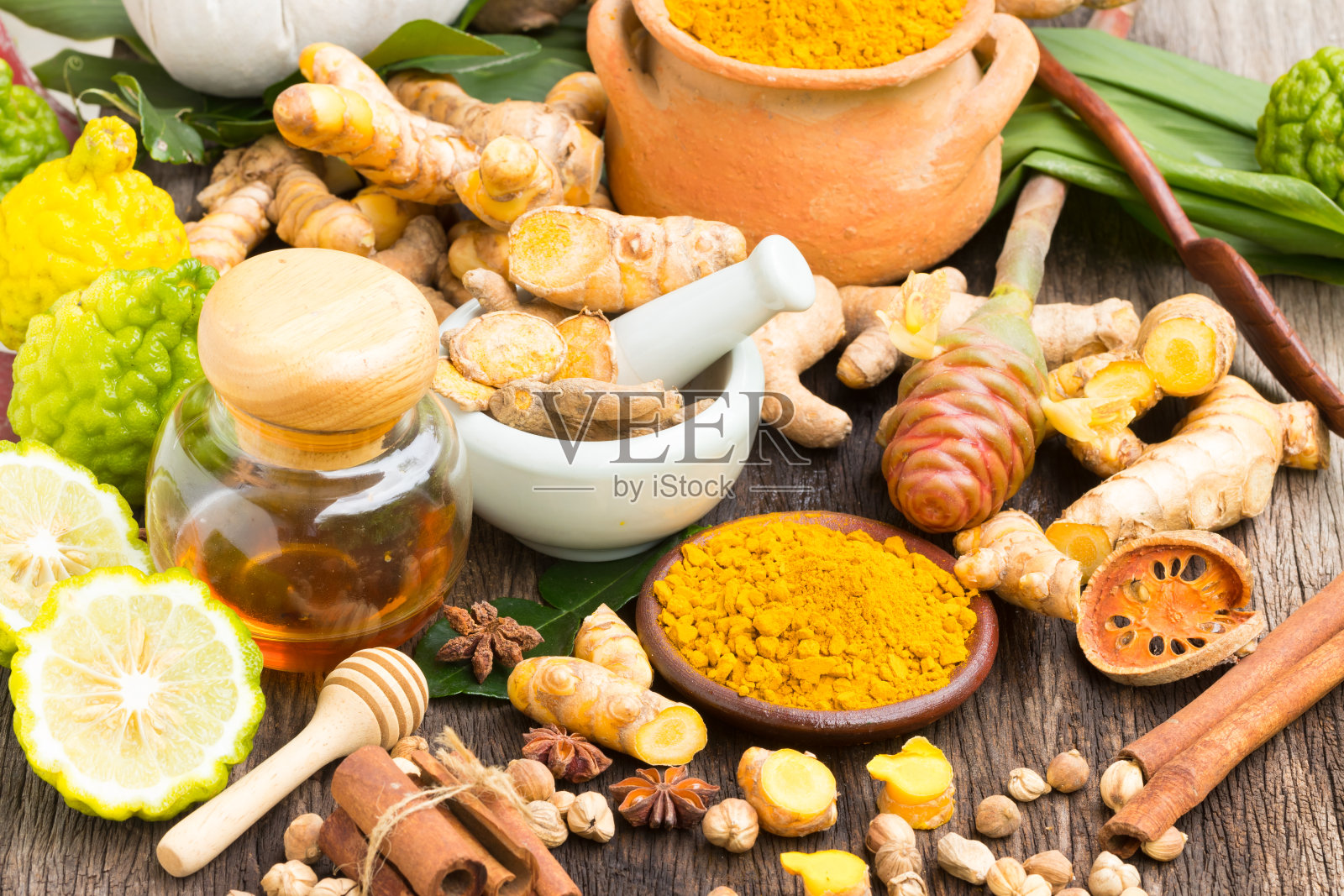 姜黄粉，姜黄粉碎机研浆药和木本药材成分照片摄影图片