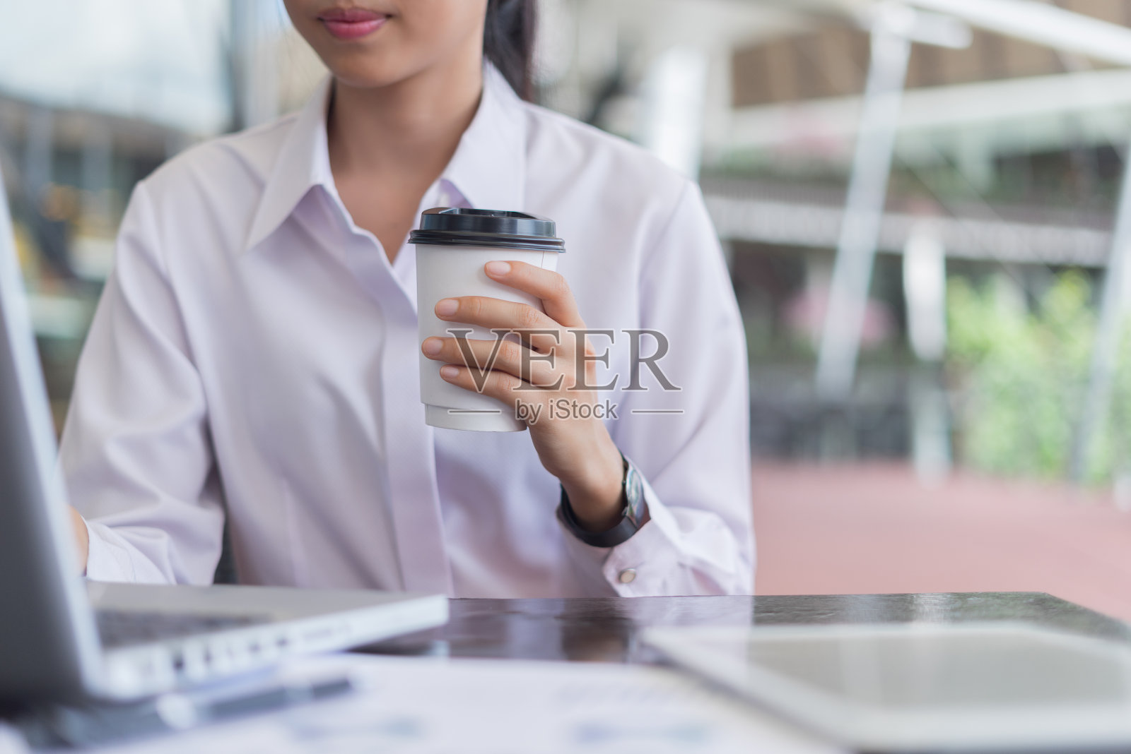 在户外使用笔记本电脑的现代商业女性照片摄影图片