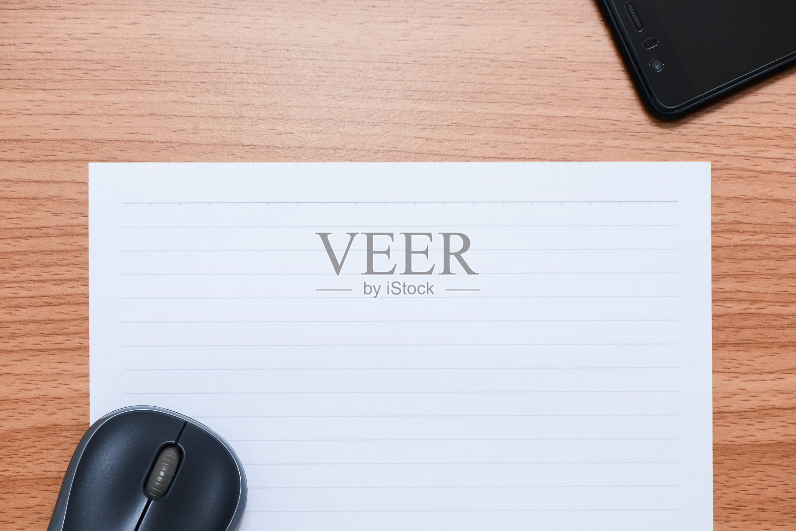 白色线纸与鼠标和智能手机在棕色木制桌子上，俯视图照片摄影图片