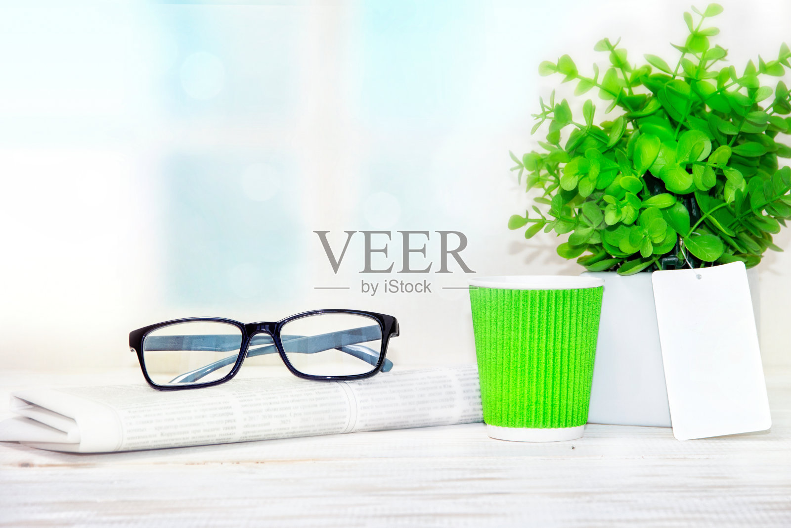 桌上放着戴眼镜的报纸照片摄影图片