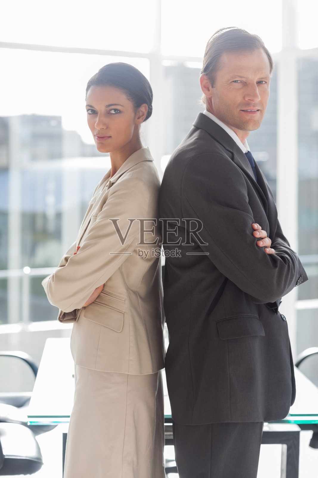 背靠背站着的商人照片摄影图片