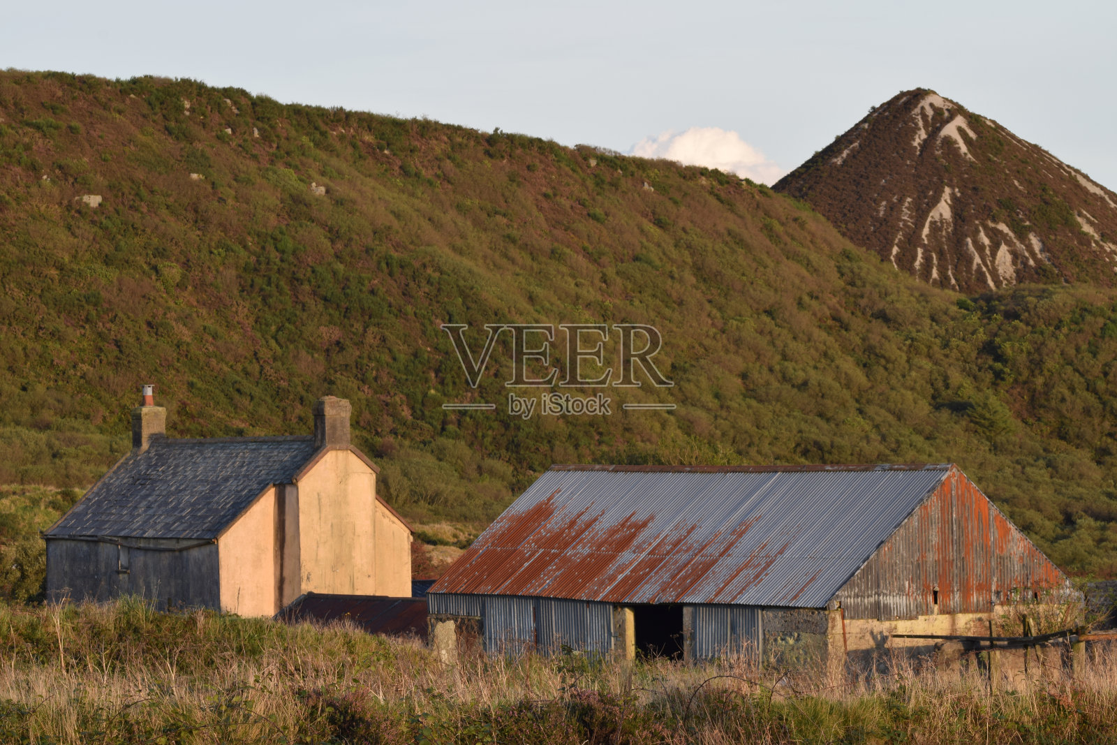 废弃的农场建筑和瓷土坑照片摄影图片
